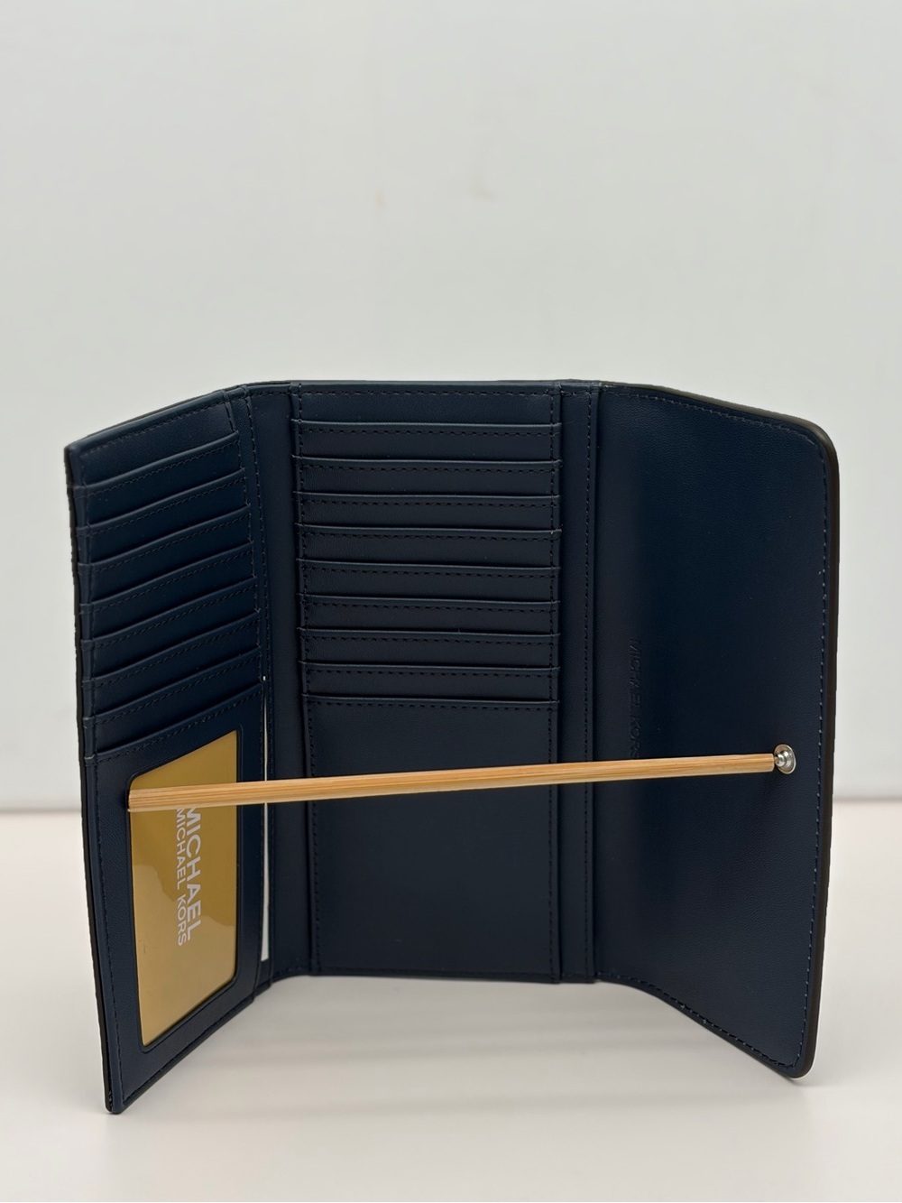 Michael Kors Voyager Color-Block Logo
Tote Shoulder Bag and Matching Wallet - Picture 6 of 16